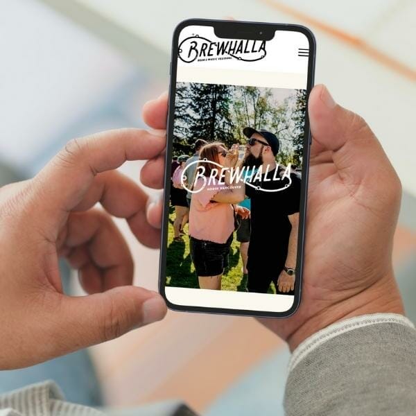 brewhalla patron holding a smartphone